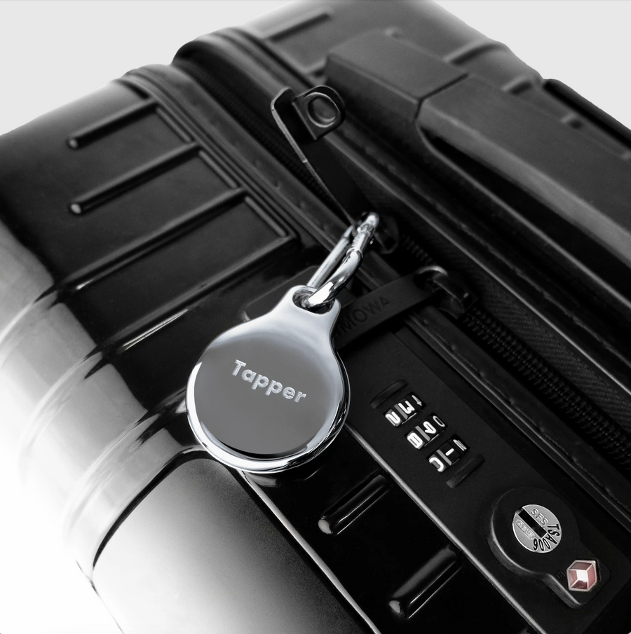 Silver Metal Plated AirTag Holder & Case – Luxurious and Secure – A refined metal carabiner case designed to elegantly secure your AirTag to keys, bags, luggage, and more. Crafted by Tapper in Sweden.