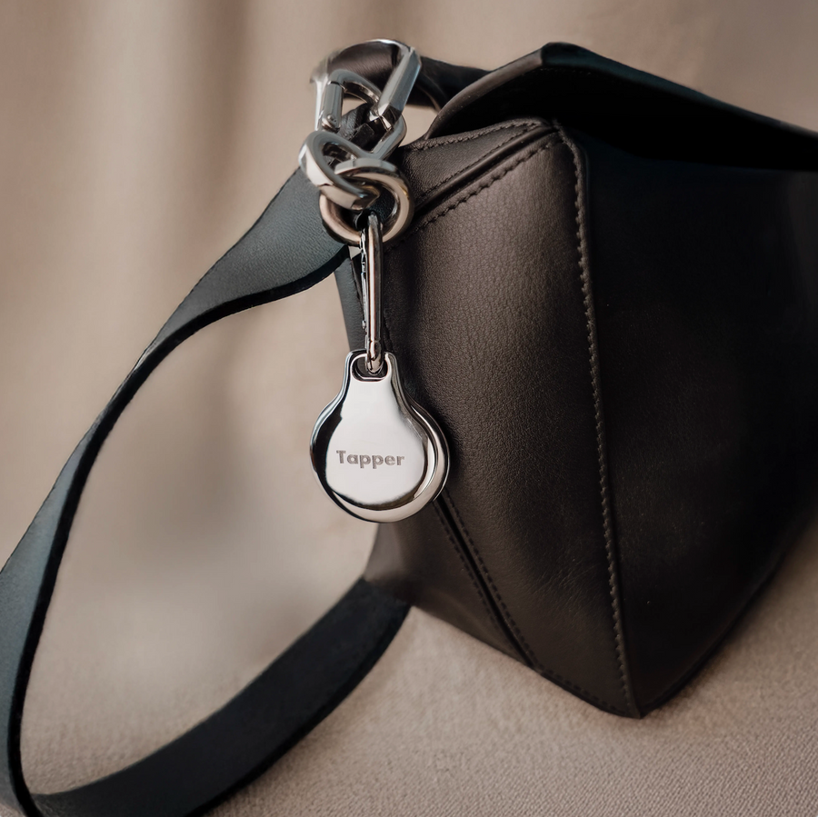 Silver Metal Plated AirTag Holder & Case – Luxurious and Secure – A refined metal carabiner case designed to elegantly secure your AirTag to keys, bags, luggage, and more. Crafted by Tapper in Sweden.