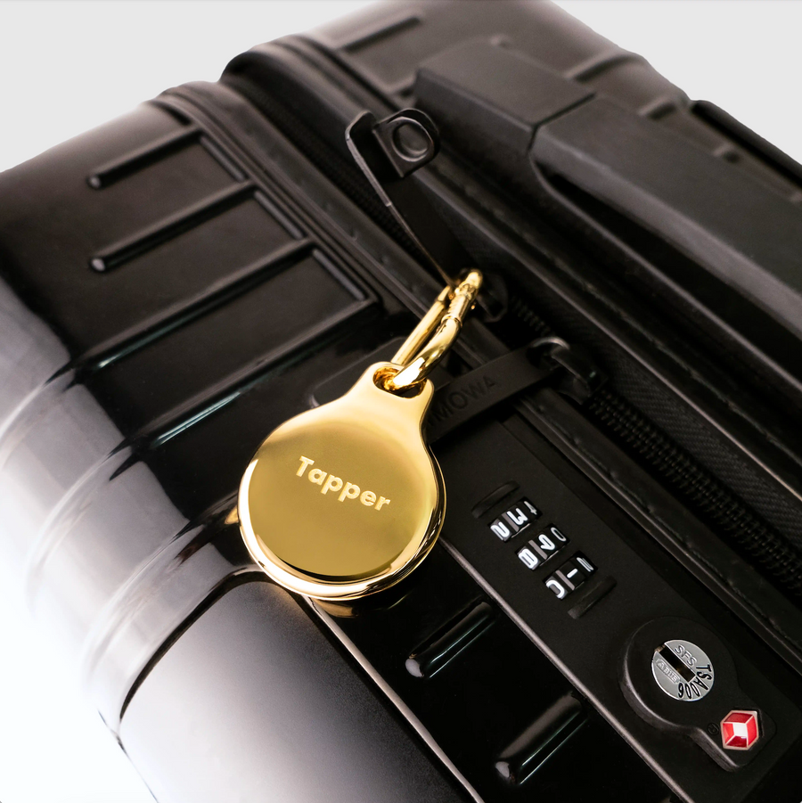 18K Gold Plated AirTag Holder & Case – Luxurious and Secure – A refined metal carabiner case designed to elegantly secure your AirTag to keys, bags, luggage, and more. Crafted by Tapper in Sweden.